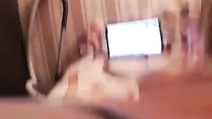 Красивая телочка Undine показывает небольшие формы