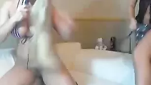 Красивые бляди Arisha и Marisha шалят в 69 позе