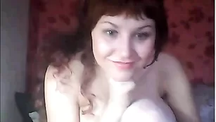 Рыжая бестия krasivaya325  жестко трахает вагину