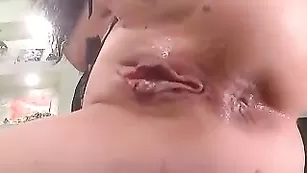 Жаркая дама Hochuchechka жестко трахает бритые отверстия