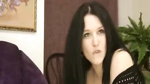 Черноволосая пассия marryann ласкает большие сиськи