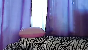 Зачетная стерлядь MalenaXXX тискает влагалище пальчиками