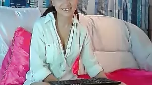 Смазливая куколка NusyaElita ласкает бритую киску