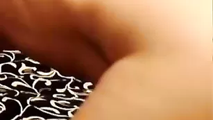 Невероятная крошка LilLesechek показывает бритые отверстия