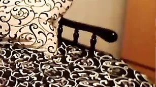 Невероятная крошка LilLesechek показывает бритые отверстия