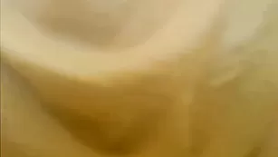 Возбужденная баба hottkitty показывает сочную попку