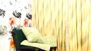 Рыженькая шалава Sweetrrose танцует красивый стриптиз