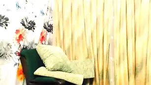 Рыженькая шалава Sweetrrose танцует красивый стриптиз