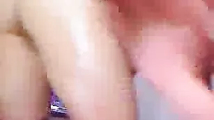 Пикантная самка LoveDeepAnall дрочит массивным дилдо