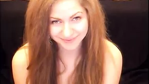 Шикарная барышня BigBreastElly облизывает резиновый пенис