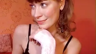 Роскошная путана SensualTitties трахает пизду фаллосом