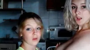 Сисястая русская чикса Redstars танцует с подругой