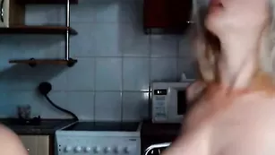 Сисястая русская чикса Redstars танцует с подругой