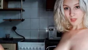 Сисястая русская чикса Redstars танцует с подругой