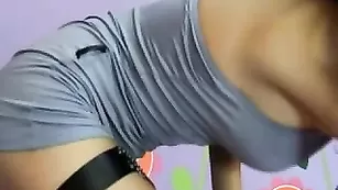 Черноволосая куколка xxxsexygirl ласкает половые губки