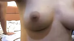 Грудастая малышка отсасывает хуй и страстно трахается