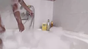 Белокурая чикса Milena принимает ванную с пеной