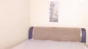 Знойная детка Hustller ласкает анал