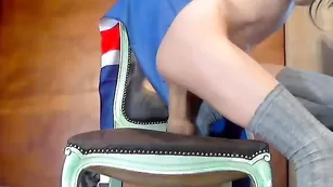 Мокрая девочка Elisa_Death скачет на страпоне