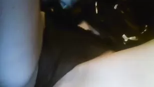 Пошлая девочка раздвигает ножки и ласкает бритую пизду