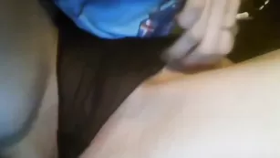 Пошлая девочка раздвигает ножки и ласкает бритую пизду