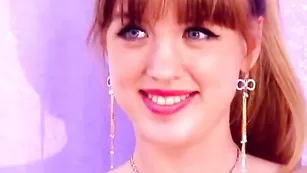 Смазливая телочка SweetestLina ласкает натуральные сиськи