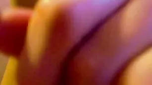 Сучка с крупной попой Princessx ласкает анус