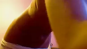 Сучка с крупной попой Princessx ласкает анус