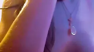 Сучка с крупной попой Princessx ласкает анус