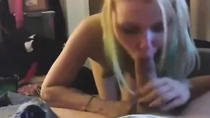 Светловолосая шалава Virgin делает качественный минет