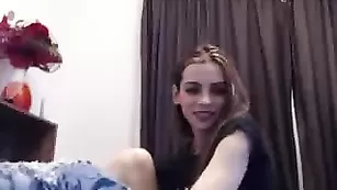 Изысканная малышка cobra_xxx теребит пилотку вибратором