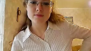 Красотка в очках показывает свои сиси