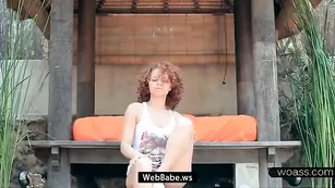 Худенькая красотка Caprice эротично показывает голенькое тело