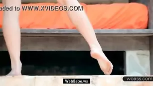 Худенькая красотка Caprice эротично показывает голенькое тело