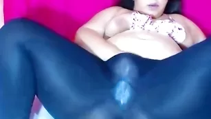 Солидная жируха lorethabbw сует руку под колготки