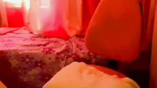 Эффектная цыпочка Sashkkka шалит с секс игрушкой