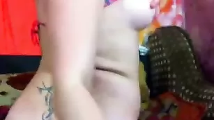 Светловолосая малышка SexyHelga смачно трахает очко