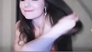 BattyLee вывалила сиськи и танцует