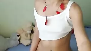 Сексуальная чертовка sexylovelu ласкает бритые отверстия