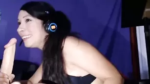 Импозантная телочка Foglove69 отсасывает дилдо и скачет на фаллосе