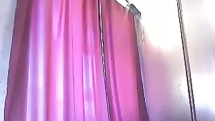 Страстная шмара firegirl возбуждает сочным задом