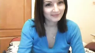 Озорная краля blondabitch раздевается и дрочит пизду