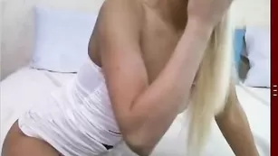Смазливая блондинка natali666 соблазняет упругой задницей