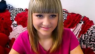 Русская самка Лапока показывает бритую киску