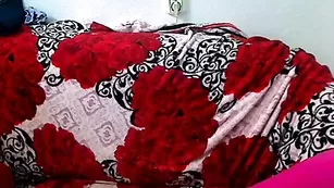 Русская самка Лапока показывает бритую киску