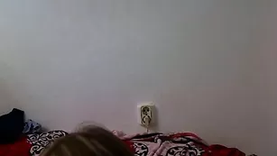 Русская самка Лапока показывает бритую киску