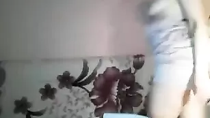 Черноволосая сучка catsuit трахнулась с секс игрушкой