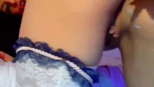 Клева дама Idolly мастурбирует игрушками на праздник