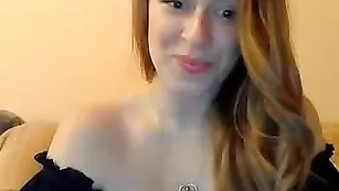 Прелестная телка FunFan показывает маленькие сиськи