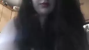 Черноволосая курва Konffetka общается во фри чате